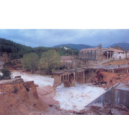 Efectos de las inundaciones de un río sobre una población.